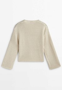 Pull en crochet de couleur crème à manches longues avec une coupe carrée et légèrement raccourcie, vu de dos.
