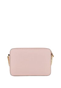 Rektangulær pink crossbody taske lavet af glat materiale, med en guld kæde strop og lynlås lukning. Rent, minimalistisk design.