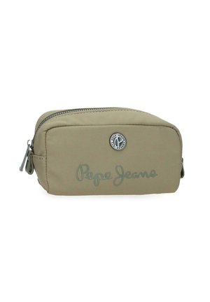Bolsa rectangular beige con cremallera, con el logo de Pepe Jeans y un emblema metálico circular en el frente, diseñada para el almacenamiento de pequeños objetos.
