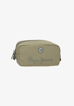 Bolsa rectangular beige con cremallera, con el logo de Pepe Jeans y un emblema metálico circular en el frente, diseñada para el almacenamiento de pequeños objetos.