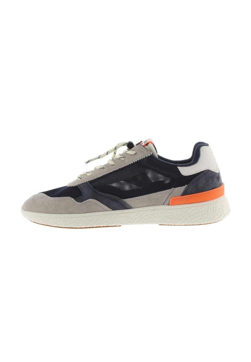 Sneaker in suede blu navy e grigio con pannelli in rete, dotata di accenti arancioni, suola testurizzata e lacci rotondi. Design atletico alla moda.