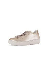 Baskets beige métalliques avec des lacets texturés, un bout arrondi et une semelle rembourrée. Présente un dessus lisse et des détails de couture subtils.