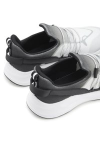 Schwarze und graue Sportschuhe mit einem Mesh-Obermaterial, schlankem Design, elastischen Akzenten und einer weißen Sohle mit strukturiertem Griff.