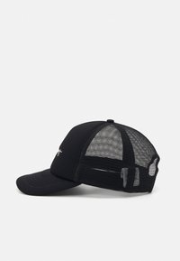 Gorra negra con un panel frontal sólido y parte trasera de malla. Cuenta con una visera curvada y correa ajustable. Diseño simple con mínima comercialización.