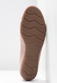 Bottine en daim rose avec semelle en caoutchouc texturé, présentant un motif ondulé pour l'adhérence, étiquetée « Gabor » et « Hovercraft » pour le confort.