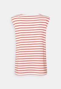 Raidallinen t-paita, jossa on punavalkoiset vaakaraidat, lyhyet hihat ja pehmeä, kevyt kangas sekä rento istuvuus.