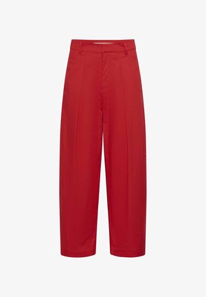 Červené nohavice s vysokým pásom a širokými nohavicami, s prednými záhybmi, pútkami na opasok a skrytým zapínaním vpredu.