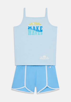 Lichtblauw katoenen tanktop met de tekst "MAKE WAVES", gecombineerd met bijpassende shorts met witte bies en een elastische tailleband.