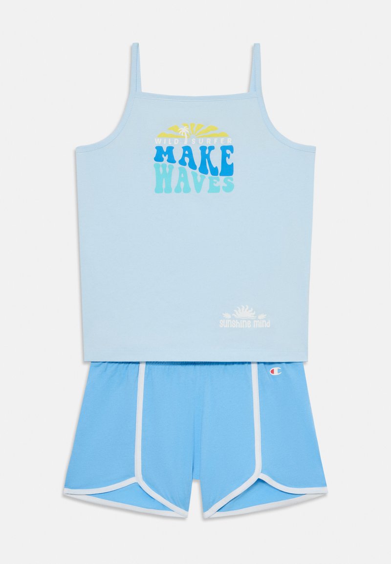 Canotta in cotone azzurro chiaro con design testuale "MAKE WAVES", abbinata a pantaloni corti coordinati con piping bianco e vita elasticizzata.