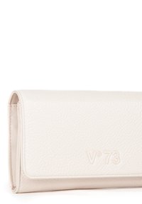 Portafoglio in pelle beige chiaro con logo "V°73" in rilievo. Presenta una finitura testurizzata e una forma rettangolare con angoli arrotondati.