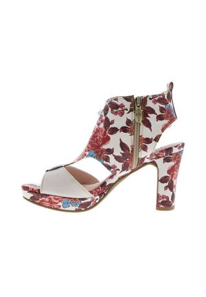 Sandal con tacón impresa con flores, en tela blanca y patrones de flores en rosa y rojo, diseño de punta descubierta y cremallera lateral. Acabado texturizado en los tacones.