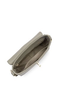 Grau Leder-Clutch mit strukturiertem Finish. Verfügt über einen Reißverschluss und ein einzelnes Innenfach mit Tasche. Goldfarbene Beschläge.