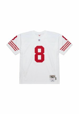 Weißes NFL-Trikot mit roter Nummer 8 auf der Vorderseite und den Ärmeln, mit roten Streifen an den kurzen Ärmeln und einem Patch mit der Aufschrift "1984 Steve Young" nahe dem Saum.