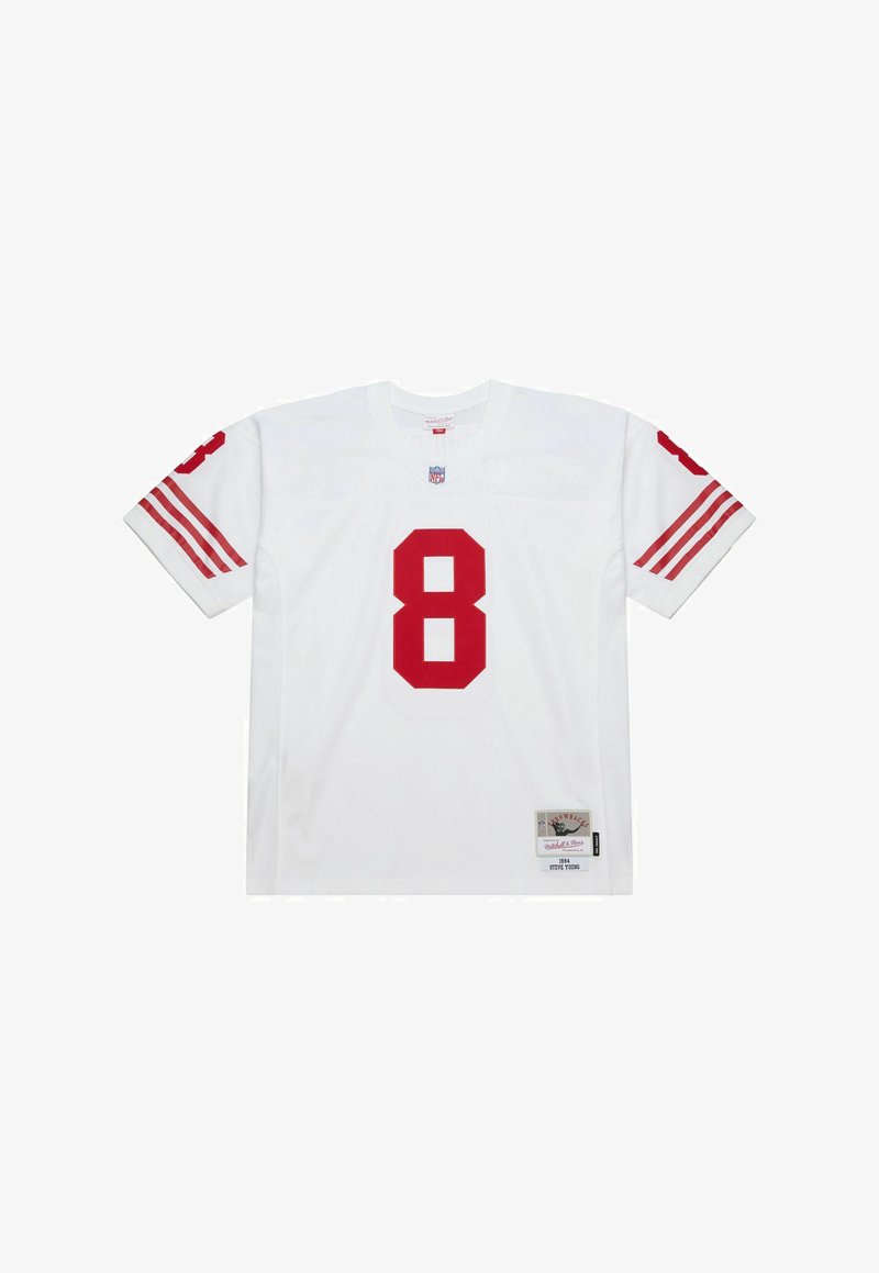 Weißes NFL-Trikot mit roter Nummer 8 auf der Vorderseite und den Ärmeln, mit roten Streifen an den kurzen Ärmeln und einem Patch mit der Aufschrift "1984 Steve Young" nahe dem Saum.