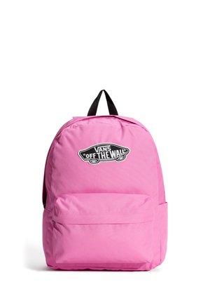 Mochila rosa con cremallera central, parche de logo negro con la inscripción "VANS 'OFF THE WALL'", forma redondeada y bolsillo frontal con cremallera. Se aprecia la textura del tejido.