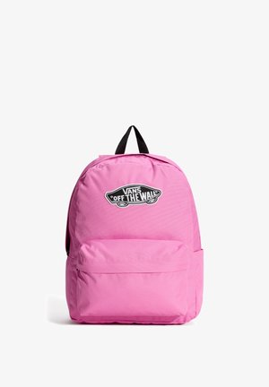 Mochila rosa con cremallera central, parche de logo negro con la inscripción "VANS 'OFF THE WALL'", forma redondeada y bolsillo frontal con cremallera. Se aprecia la textura del tejido.
