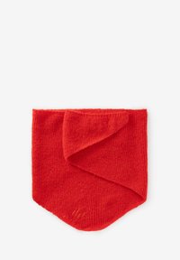 Rode gebreide sjaal met een geribbelde textuur, voorzien van een gevouwen ontwerp met een puntige onderrand en een subtiele geborduurde logo aan de basis.