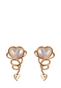 Orecchini in oro rosa con una pietra iridescente a forma di cuore circondata da un design a spirale, con un piccolo ciondolo a forma di cuore che pende sotto.