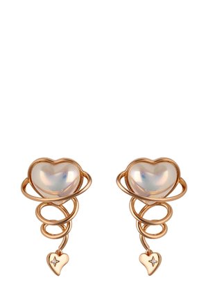 Rosen-guld øreringe med en hjerteformet, iriserende sten omgivet af et spiraldesign, med en mindre hjertecharme hængende nedenunder.