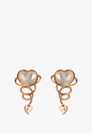 Złote różowe kolczyki z sercowym, iryzującym kamieniem otoczonym spiralnym wzorem, z mniejszym serduszkowym zawieszeniem poniżej.