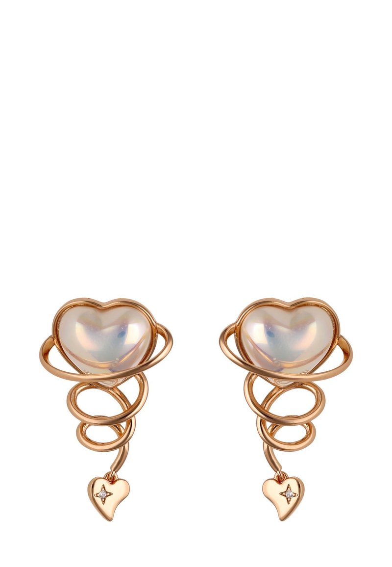 Orecchini in oro rosa con una pietra iridescente a forma di cuore circondata da un design a spirale, con un piccolo ciondolo a forma di cuore che pende sotto.