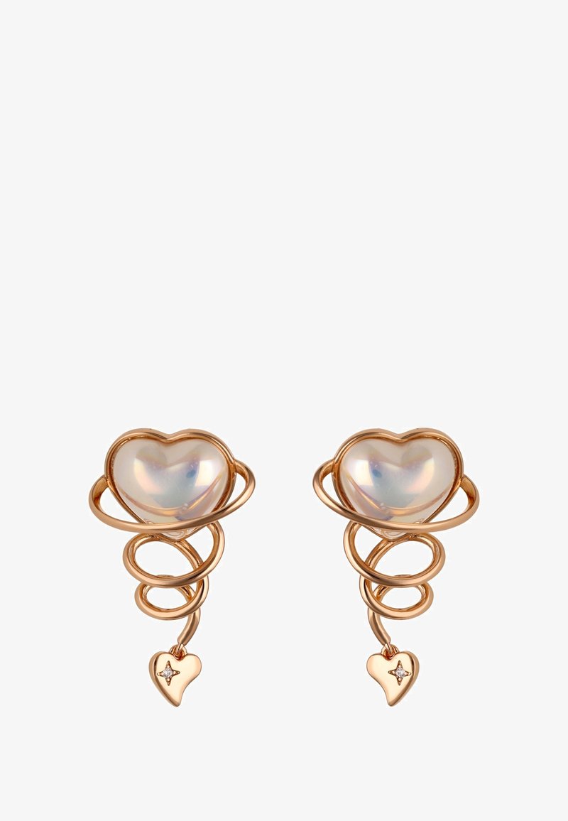 Orecchini in oro rosa con una pietra iridescente a forma di cuore circondata da un design a spirale, con un piccolo ciondolo a forma di cuore che pende sotto.