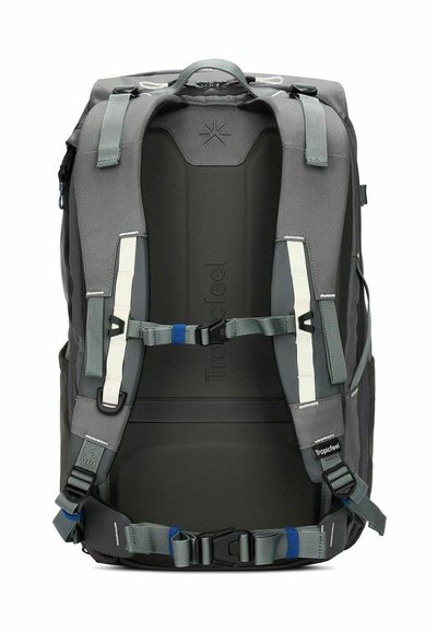 Mochila gris con correas ajustables, respaldo acolchado y correas de compresión. Cuenta con un exterior liso y duradero con acentos reflectantes.