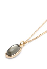 Collar de tono dorado con un colgante ovalado de gema gris de superficie lisa y acabado pulido, suspendido de una delicada cadena.