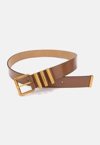 Bruine leren riem met een gestructureerde afwerking, voorzien van een gouden metalen gesp en decoratieve gouden hardware accenten langs de riem.