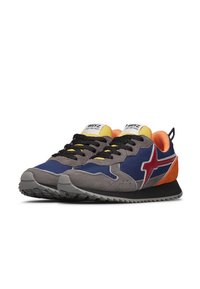 Un paio di sneaker blu, grigie e arancioni con lacci neri, etichette gialle sulla linguetta e loghi a forma di stella rossa sui lati.
