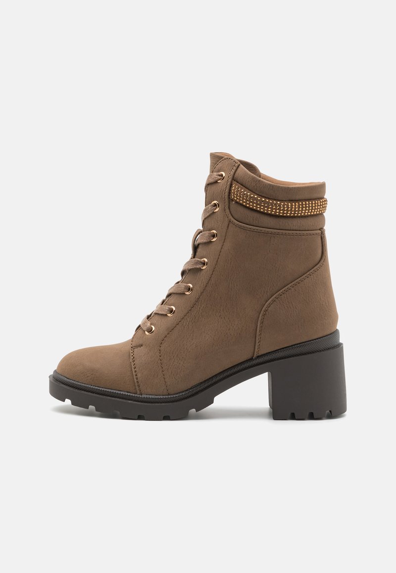 Bottines marron avec une surface texturée, un laçage à l'avant et des accents dorés décoratifs autour du col. Talon épais noir avec une semelle robuste.