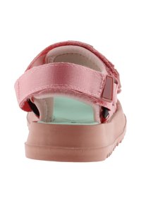 Sandal de color rosa claro con una correa texturizada y un talón acolchado. Cuenta con un cierre ajustable de Velcro y un forro interior de color verde menta.
