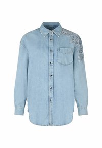 Camicia di jeans azzurri chiaro con bottoni sul davanti, maniche lunghe, una tasca sul petto e decorazioni floreali su una spalla.