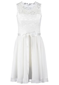 Robe blanche sans manches avec corsage en dentelle, encolure ronde, ruban en satin noué à la taille, et jupe en mousseline fluide.