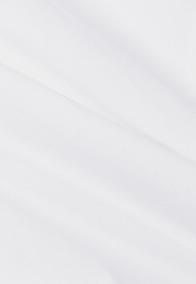 Biely bavlnený materiál s hladkou textúrou, vykazujúci jemné záhyby a vrásky, vhodný na rôzne textilné aplikácie.