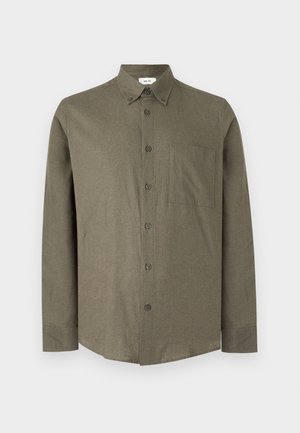 Chemise à manches longues vert olive boutonnée, avec col et poche poitrine, présentée de face sur un fond gris clair uni.