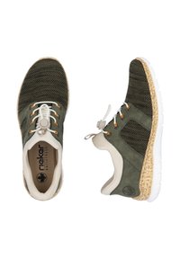 Baskets de sport vertes avec une tige en maille texturée, des accents beiges, des lacets élastiques et des semelles blanches avec un détail en liège au niveau du talon.