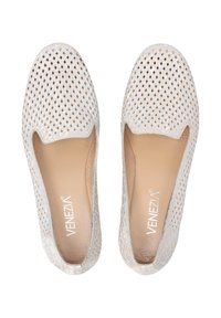 Geflochtene Slipper in hellbeige mit einem perforierten Design, glattem Lederinnenfutter und einem dezenten Glanz. Merkmale sind eine abgerundete Spitze und ein flaches Profil.