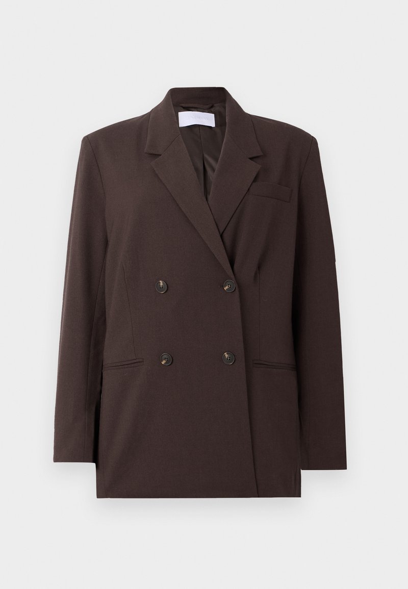 Brązowa marynarka dwurzędowa z teksturowanej tkaniny, z klapami z wycięciem, dwiema przednimi kieszeniami i ciemnymi guzikami.