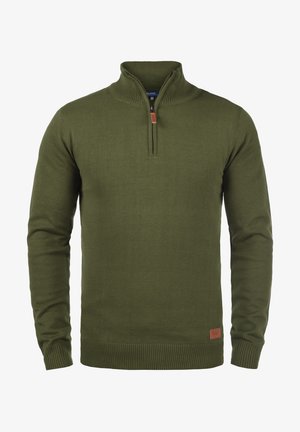 Zeleno-olivna pulover s zadrgo iz pletenine. Ima rebraste manšete in rob, ter mali usnjeni znak na spodnji strani.