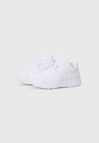 Une paire de baskets blanches en tissu mesh, avec un design à lacets et des semelles rembourrées sur un fond clair.