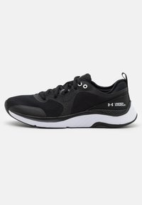 Scarpe da ginnastica nere con una tomaia testurizzata, punta liscia, suola bianca e una discreta etichettatura sul tallone e sul lato. Design con lacci.