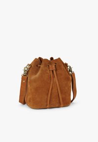 Braune Wildleder-Bucket-Bag mit Kordelzugverschluss und abnehmbaren Schultergurt, mit glatter Textur und dezentem Branding.