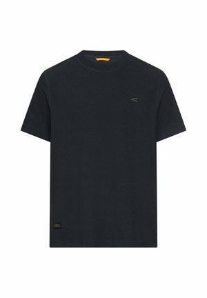 Prosty czarny t-shirt z krótkim rękawem i okrągłym dekoltem, z małym logo na piersi oraz małą metką przy dolnym brzegu.