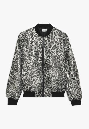 Blouson bomber imprimé léopard argent et noir avec col, poignets, ceinture côtelés noirs et fermeture éclair devant.