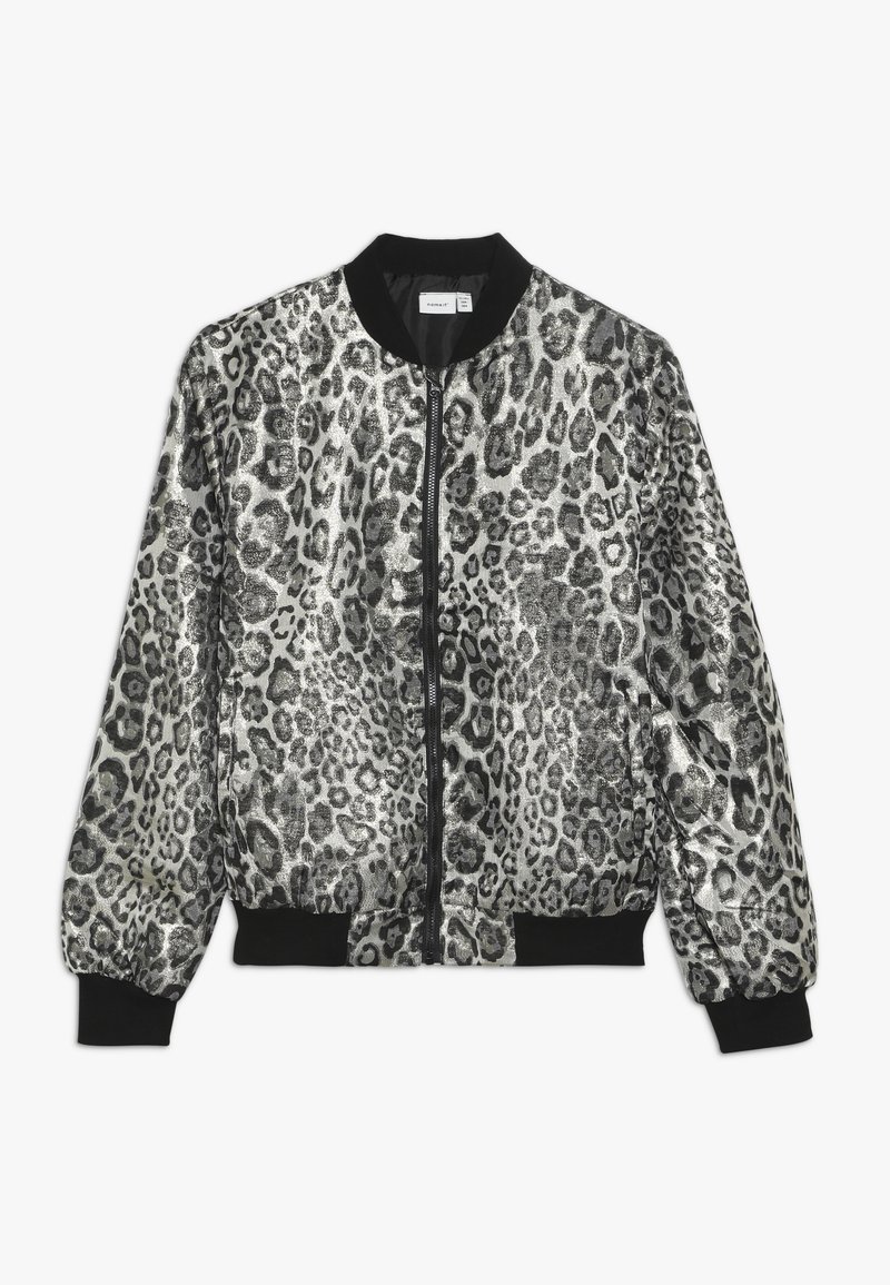 Blouson bomber imprimé léopard argent et noir avec col, poignets, ceinture côtelés noirs et fermeture éclair devant.