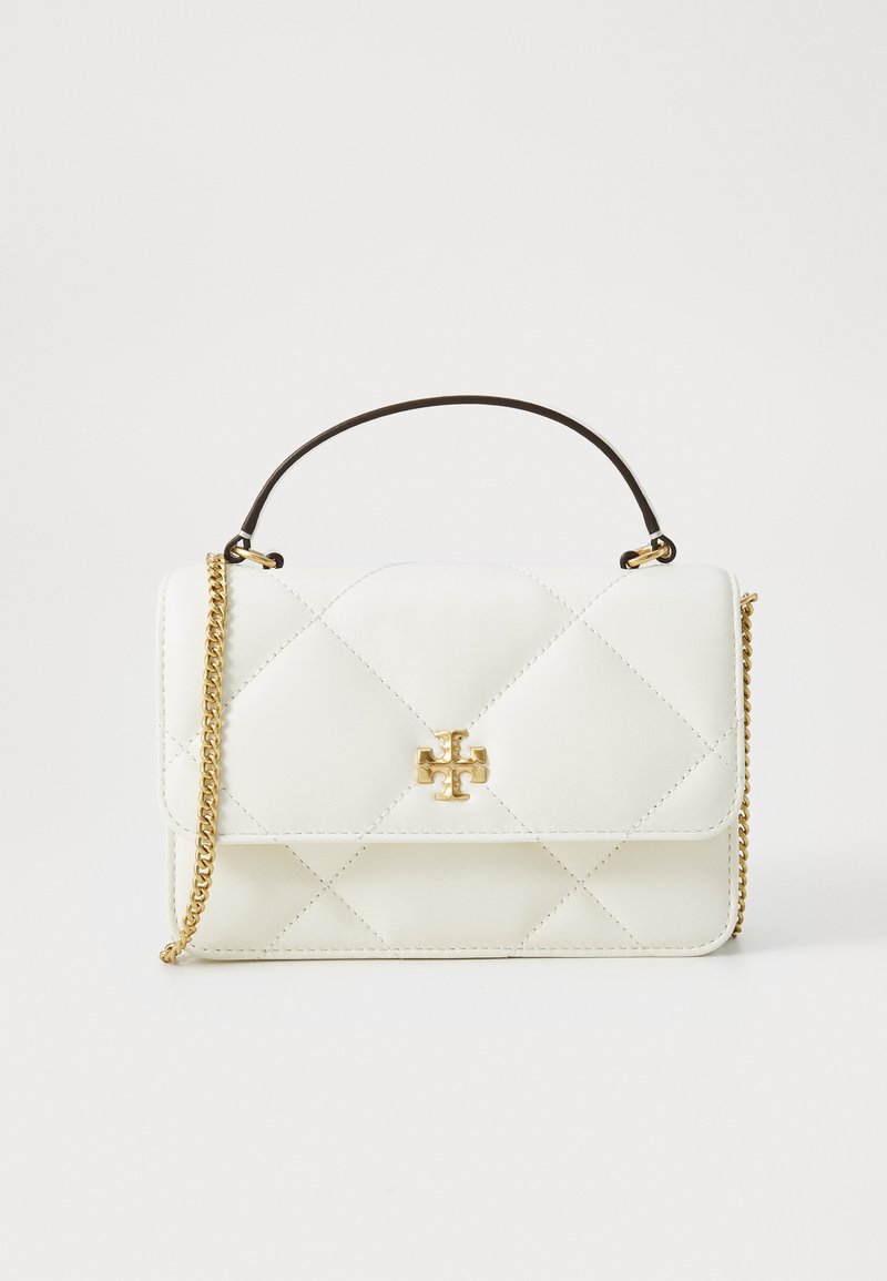 Vit kviltad handväska med guldfärgad metalldetaljer, utrustad med kedjestropp och ett kort handtag. Inkluderar en framträdande dekorativ logotyp på framsidan.