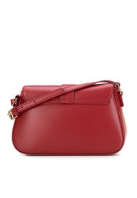 Borsa a mano in pelle rossa con una forma strutturata, chiusura a pattina piatta e tracolla removibile. Presenta dettagli in metallo dorato.