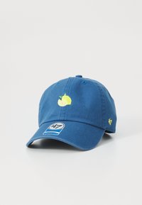 Casquette de baseball en coton bleu avec broderie de citron et accent jaune, dotée d'un patch de marque à l'avant et d'une visière incurvée.