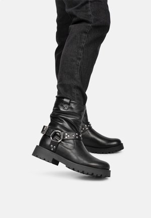 Enkellaarsjes met plateauzool - black